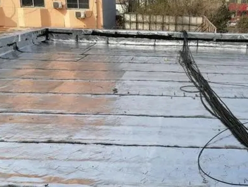 晋中卫生间漏水维修公司分享下晋中屋面楼顶防水刚性防水层施工要点。
